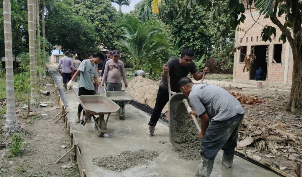 Semangat Gotong Royong Warga Limau Manis dalam Pembangunan Jalan Menuju Rumah Tahfidz