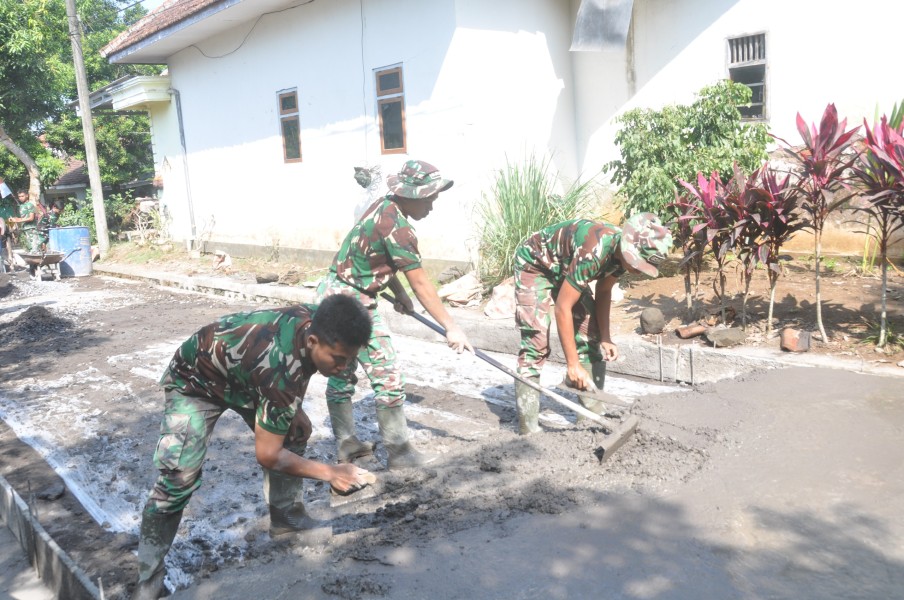 Prada Tri Dani dan Satgas TMMD Kompak Laksanakan Pengecoran Rabat Beton Demi Percepatan Pembangunan