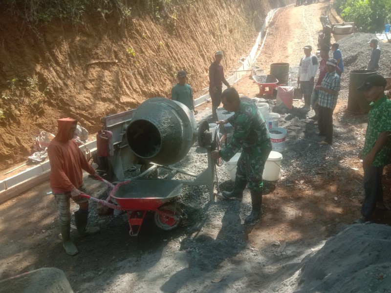 Satgas TMMD Reguler Ke-129, Tancap Gas Kerjakan Jalan Rabat Beton Penghubung Bruno dan Kalibawang