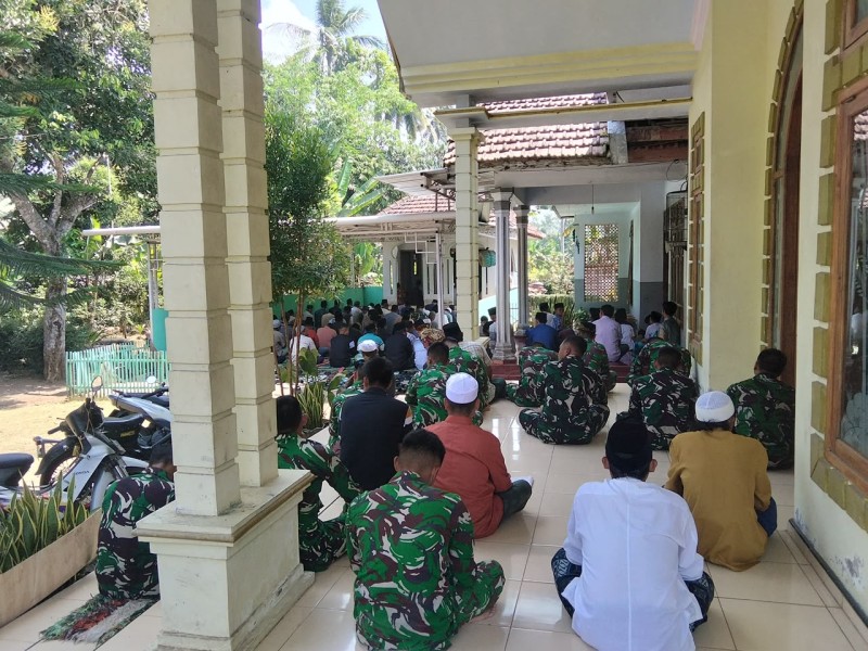 Personel Satgas TMMD Laksanakan Shalat Jumat di Musala Baiturrahman, Perkuat Silaturahmi dengan Warga