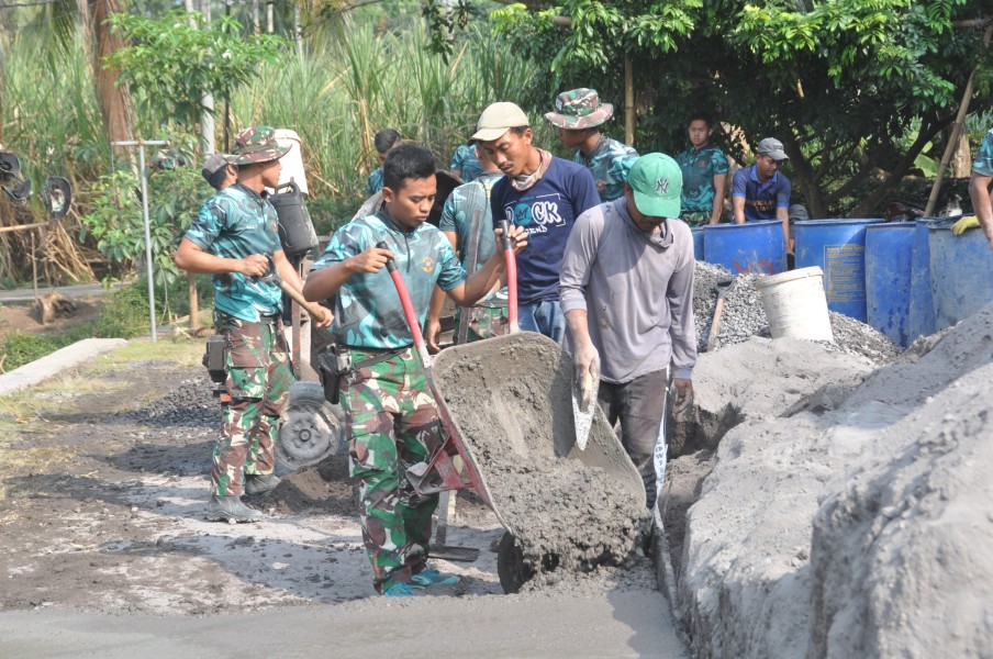 Jelang Penutupan TMMD ke-129, Serda Yunandi Percepat Pengecoran Rabat Beton