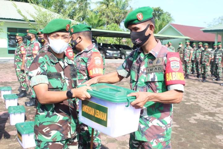 Letkol Arh M Nahruddin Roshid Serahkan Bingkisan Lebaran dari KASAD kepada Koramil