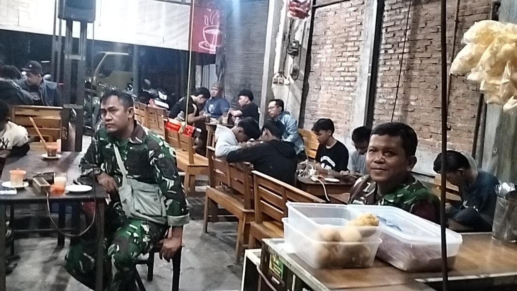 Babinsa Koramil Tembelang Ciptakan Keakraban di Warung Kopi