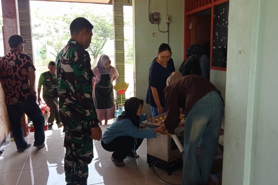 Dorong Kemandirian Ekonomi Kaum Perempuan: TMMD 129 Bojonegoro Gandeng P4S Latih Ibu PKK Kesongo Buat Roti