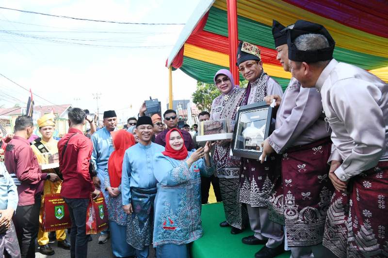 Kafilah Pawai Taaruf Bengkalis Mencuri Perhatian Masyarakat di Kuansing