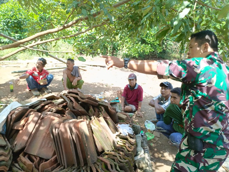 Ingatkan Satgas TMMD Jaga Sinergi Dan Faktor Keamanan, Kapten Inf Yahudin Beri Pengarahan dan Motivasi Di Lokasi Pembangunan Tandon