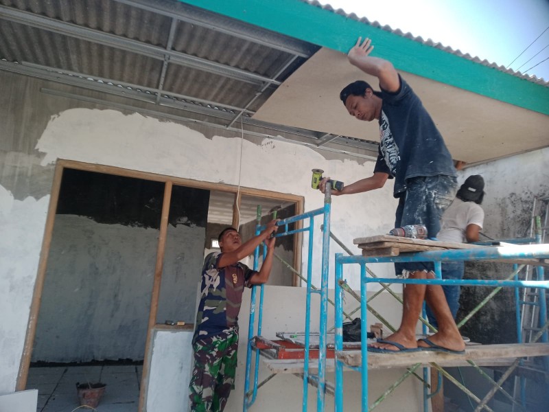 Koramil Jombang Laksanakan Karya Bakti RTLH di Kelurahan Kepanjen