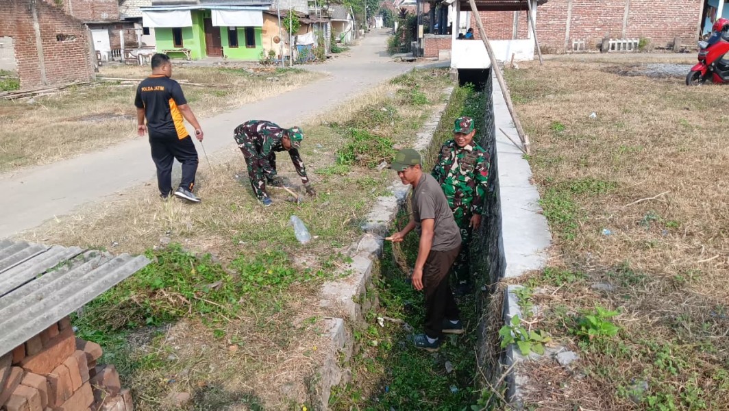 Batuud Koramil Kabuh dan Forkopimcam Bersinergi Bersihkan Saluran Irigasi