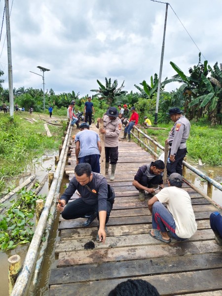 Polsek Tempuling Bersama Pemdes Harapan Jaya dan Warga Gotong Royong Perbaiki Jembatan Penghubung
