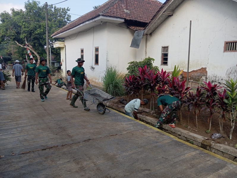 Minggu Bersih, Satgas TMMD dan Warga Gotong Royong Bersihkan Lingkungan Lokasi TMMD