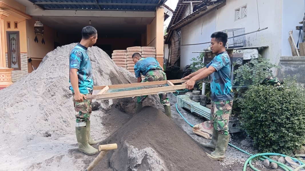 Kualitas Material Jadi Prioritas, Satgas TMMD ke-129 Laksanakan Pengayakan Pasir untuk Rabat Jalan