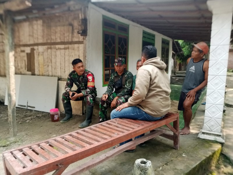 Sertu Supriadi Komsos dengan Warga Desa Kauman