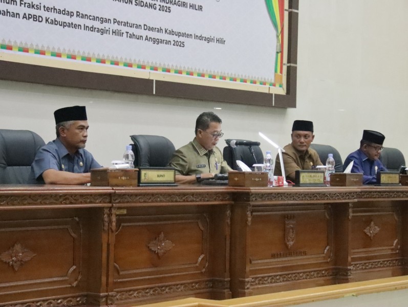 Asisten I Dengarkan Pandangan Fraksi terhadap Ranperda Perubahan APBD