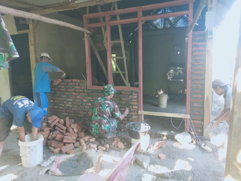 Sertu Shofi Bantu Selesaikan Pembangunan Rumah Warga Desa Banjardowo