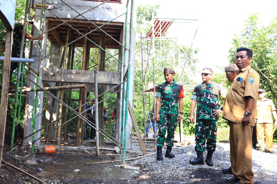 Menyusuri Jalan Desa dengan Motor Babinsa, Tim Wasev Sterad TNI Tinjau Langsung Progres TMMD di Brabe