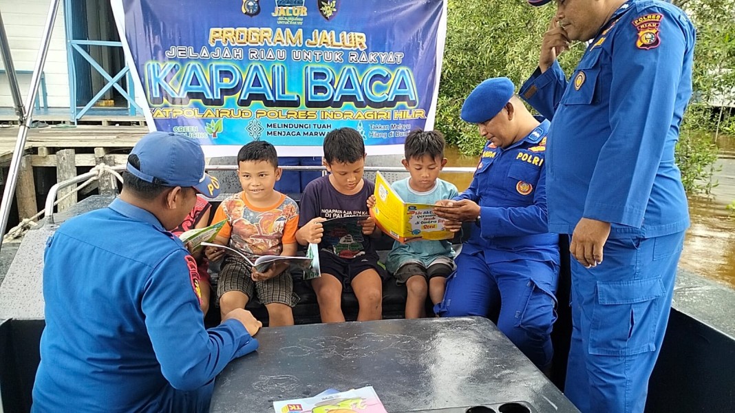 Satpolairud Polres Indragiri Hilir Bawa Buku Untuk di Baca Anak Anak Pesisir