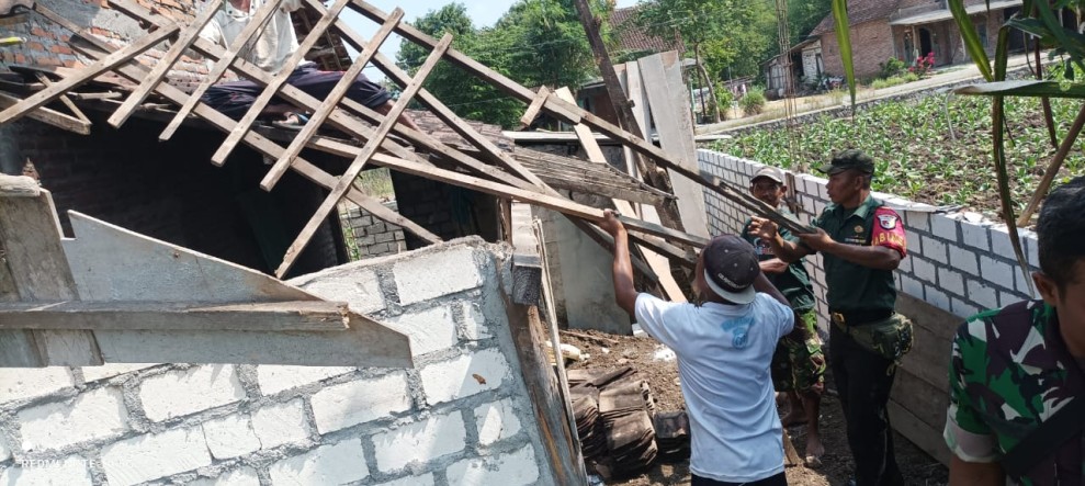 Peduli Rakyat, Babinsa Koramil Kabuh Gotong-Royong Bantu Renovasi Rumah Warga