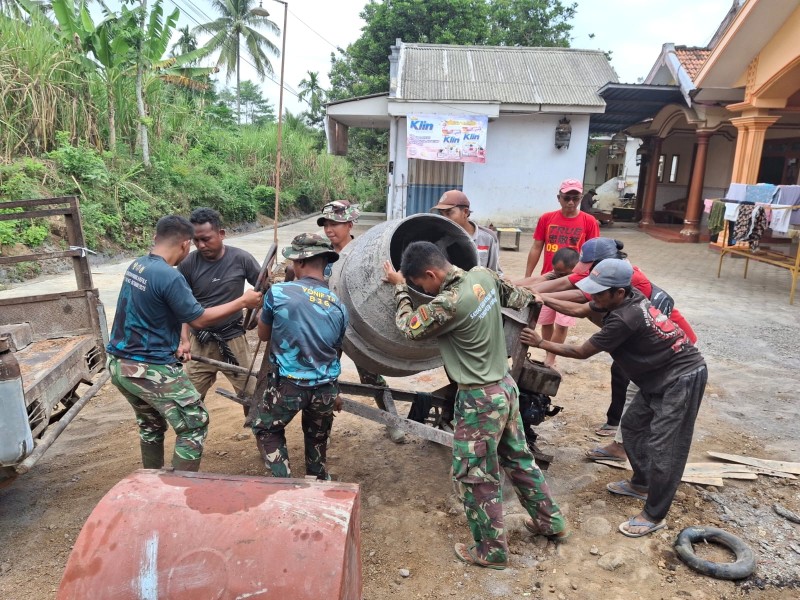 Mobil Pick Up Warga Dukung Mobilisasi Mesin Molen TMMD ke Lokasi Pekerjaan
