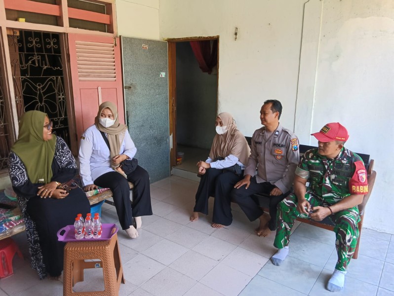 Ciptakan Keakraban, Babinsa Koramil Tembelang Komsos dengan Perangkat Desa Mojokrapak