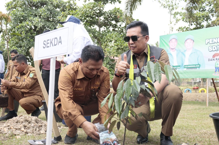 Pemkab Inhu Canangkan Gerakan Tanam Pohon Serentak, 4.000 Bibit Ditanam SD-SMP se-Inhu