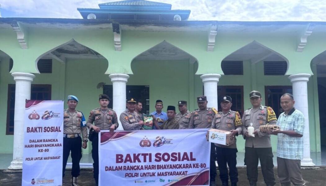 Sambut Hari Bhayangkara ke-80, Polsek Kuala Cenaku Gotong Royong di Masjid Hidayatullah