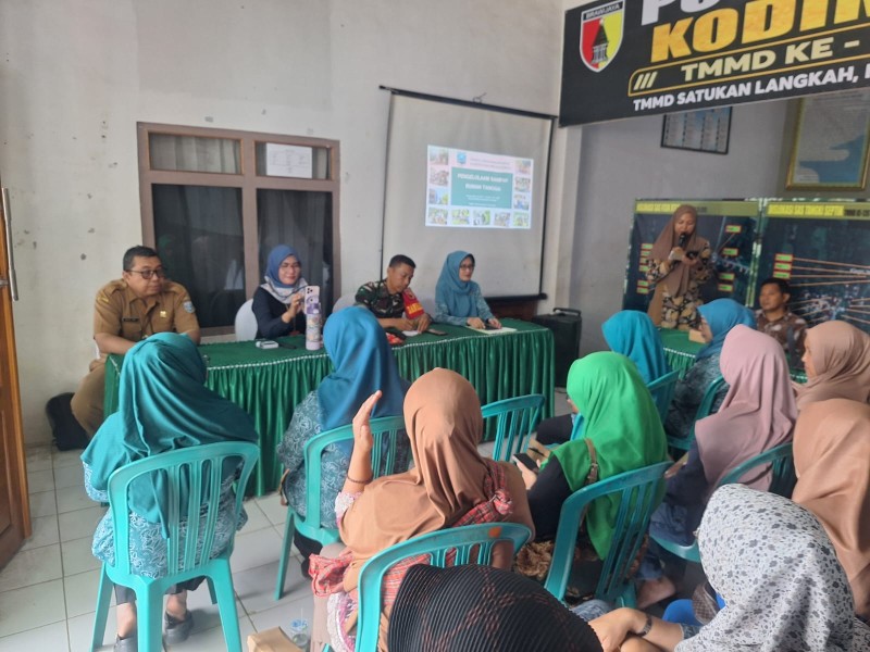 Sosialisasi Penanganan Sampah Rumah Tangga dan Pelatihan Pembuatan Eco Enzyme Dukung Program TMMD Ke-128 Kodim 0820/Probolinggo