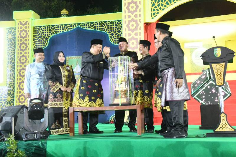 Serahkan Piala Bergilir MTQ Riau, Bupati Kasmarni Titip Harapan Besar ke Kafilah Bengkalis