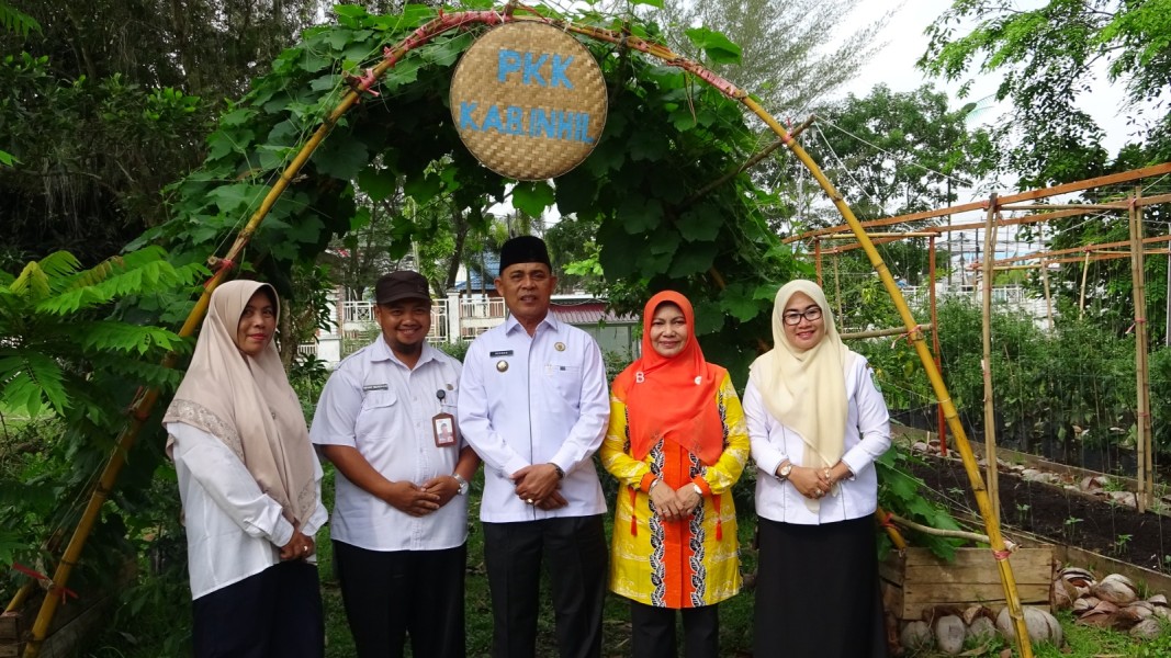 Wujudkan Pekarangan Produktif, Bupati Herman dan Ketua TP. PKK Dorong Masyarakat Bertanam dan Beternak