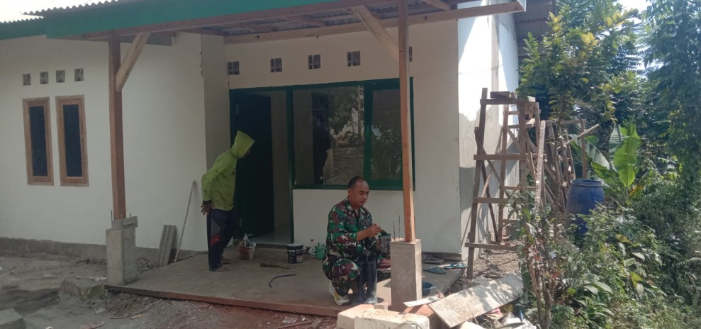 Sertu Catur Gotong-Royong Bantu Pembangunan Rumah Warga di Desa Jarak