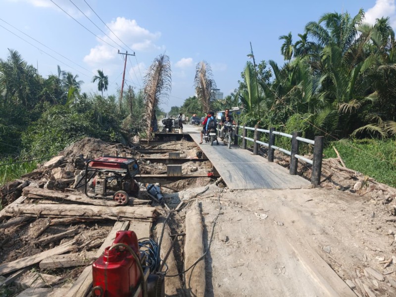 Proyek Rehab Jembatan Parit Tuanbrack Lambat, Masyarakat Keritang Tuntut Keseriusan Pemprov Riau