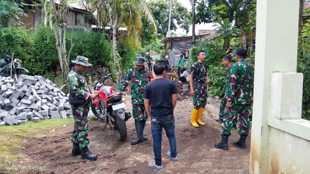 Kasdim 0820 Probolinggo Tinjau Pavingisasi Program TMMD Ke-128 di Dusun Klagin Desa Brabe
