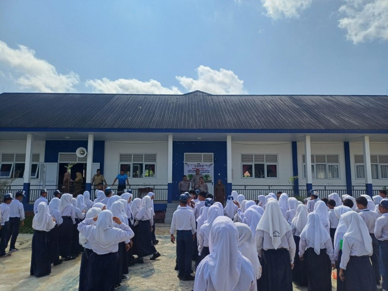 Polres Inhil Gelar Penyuluhan Green Policing dan Tanam Pohon Bersama Siswa SMPN 3 Tembilahan Hulu