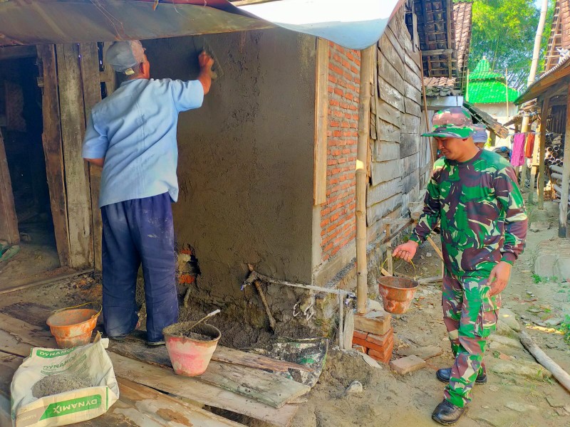 Sertu Shofi Bersinergi Selesaikan Pembangunan Rumah Warga