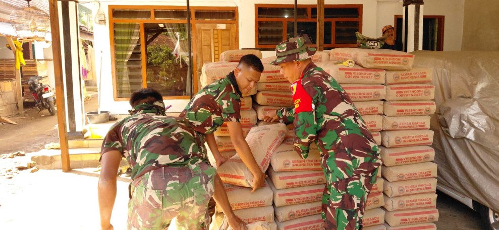 Satgas TMMD Ke-129 Kodim 0821/Lumajang Perkuat Semangat Gotong Royong, Kapten Czi Joko Susilo Turun Langsung Angkut Semen