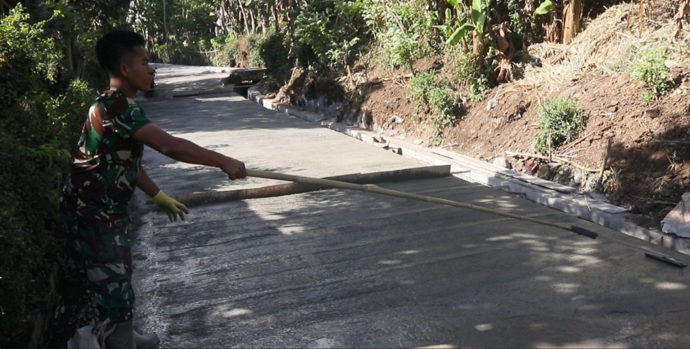 Tahap Finishing Rabat Jalan TMMD ke-129 Dioptimalkan, Tingkatkan Keamanan dan Kualitas Infrastruktur