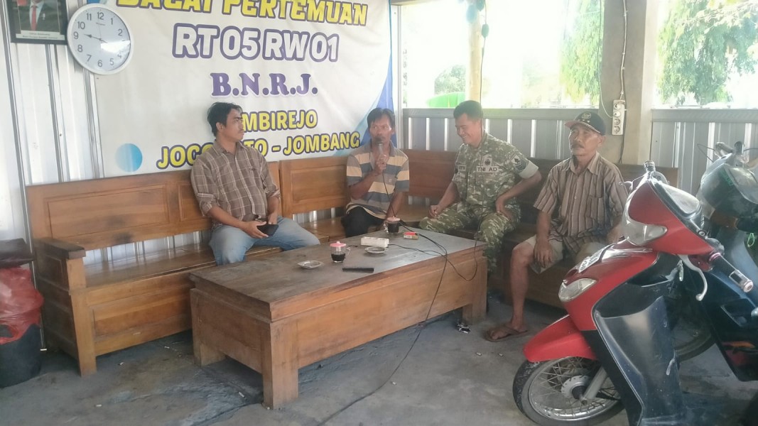 Babinsa Koramil Jogoroto Gelar Komsos Bersama Warga Desa Sukosari