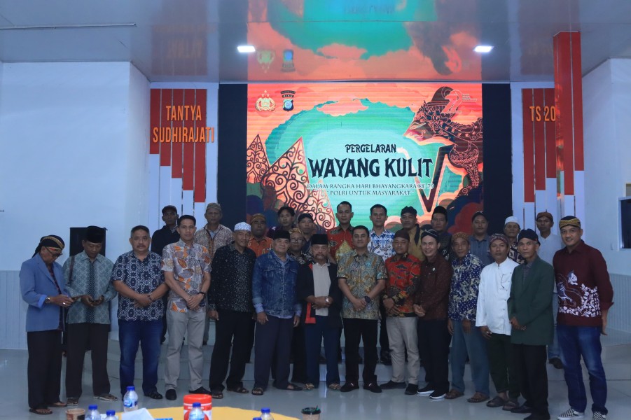 Polres Inhil Gelar Nobar Wayang Kulit Secara Live Streaming dalam Rangka Hari Bhayangkara ke-79