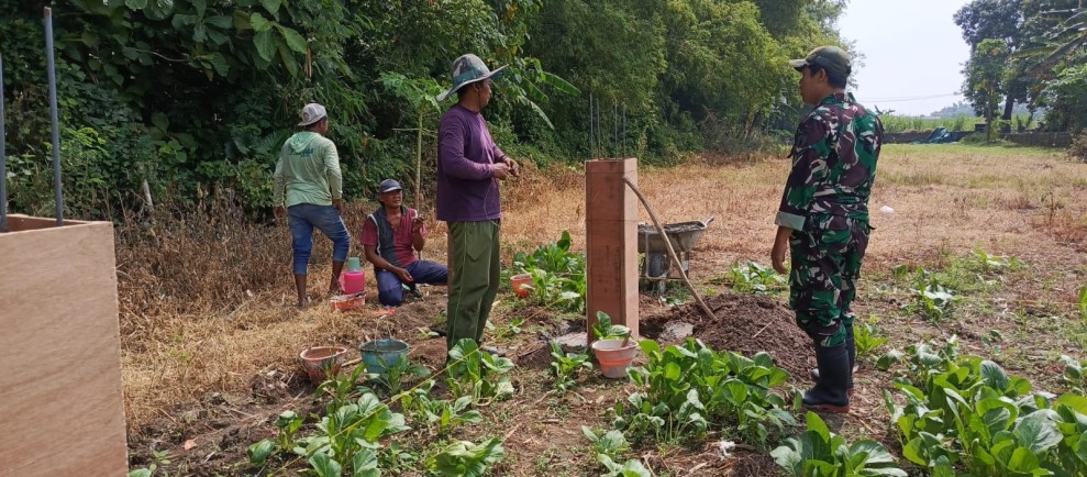 Babinsa Koramil Jogoroto Bantu Perbaiki Kandang Ayam Milik Warga