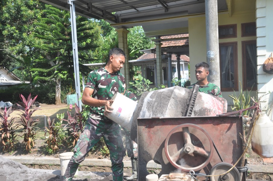 Pastikan Takaran Adukan Beton Tepat, Kualitas Rabat Jalan TMMD Tetap Terjaga