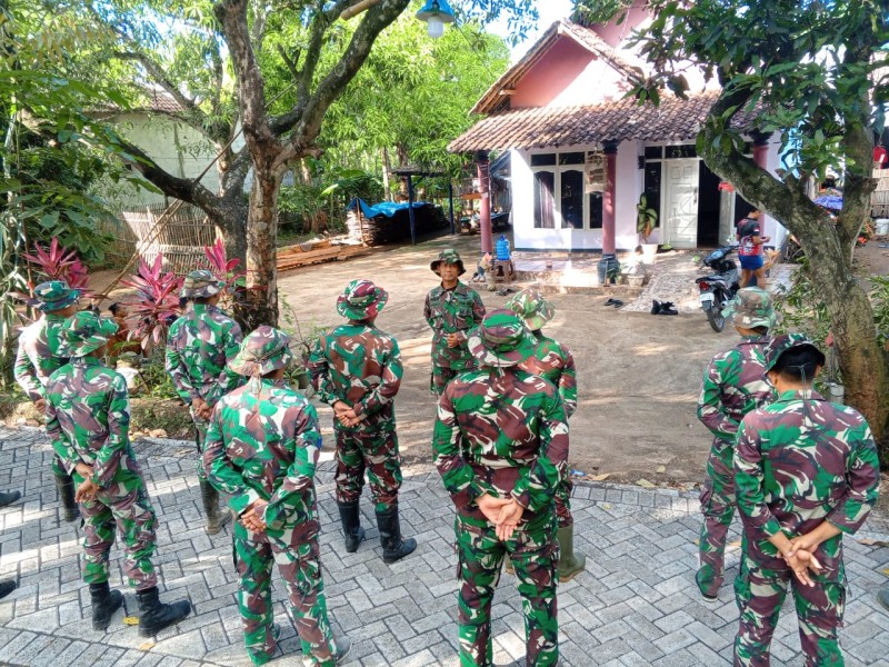 Satgas TMMD Ke-128 Kodim 0820/Probolinggo Periksa Kesiapan Anggota Sebelum Memulai Pemasangan Paving di Dusun Klagin