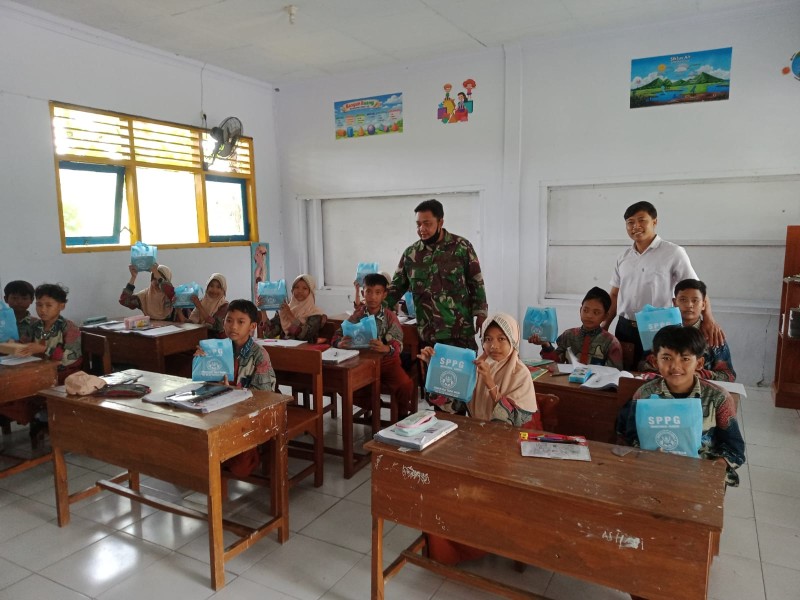 Koptu Devy Dampingi Penyaluran Makan Bergizi Gratis untuk Pelajar