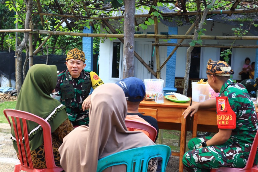 Tim Wasev Sterad TNI Jalin Keakraban Bersama Penerima Manfaat Program TMMD