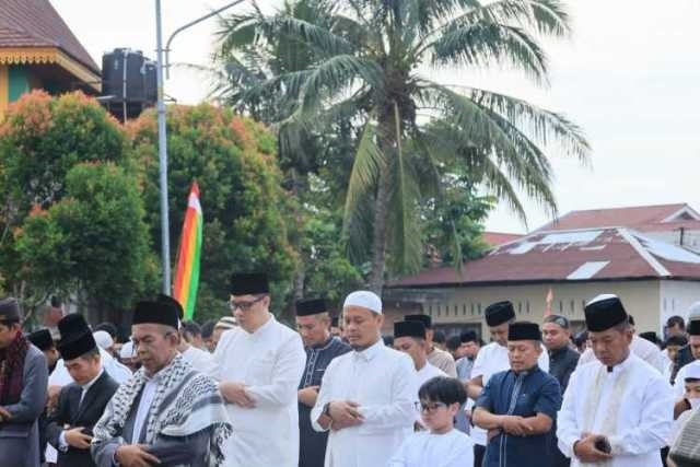 Ketua DPRD Inhil Hadiri Pelepasan Jemaah Haji Kloter XI Embarkasi Batam