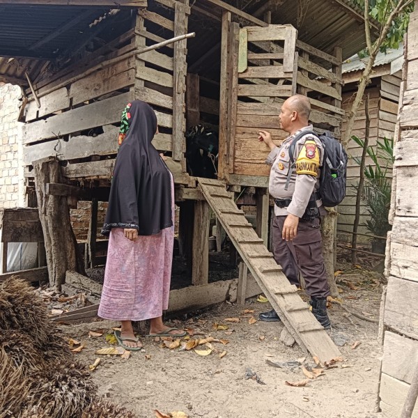 Bhabinkamtibmas Desa Keritang Sambangi Peternak Kambing, Dukung Program Asta Cita Ketahanan Pangan Nasional