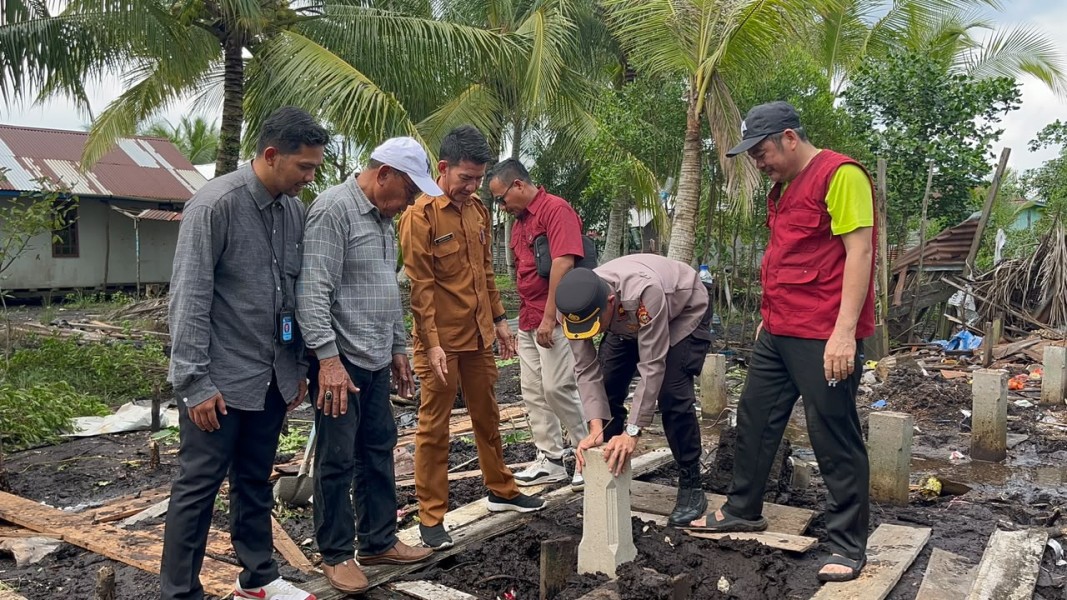 Polsek Kateman Gelar Peletakan Batu Pertama Program Bedah Rumah Dalam Rangka Hari Bhayangkara KE-80