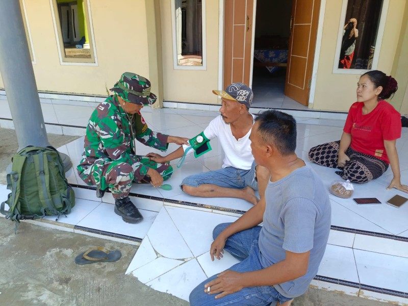 Peduli Kesehatan Warga, Tim Medis Satgas TMMD Layani Pemeriksaan Gratis