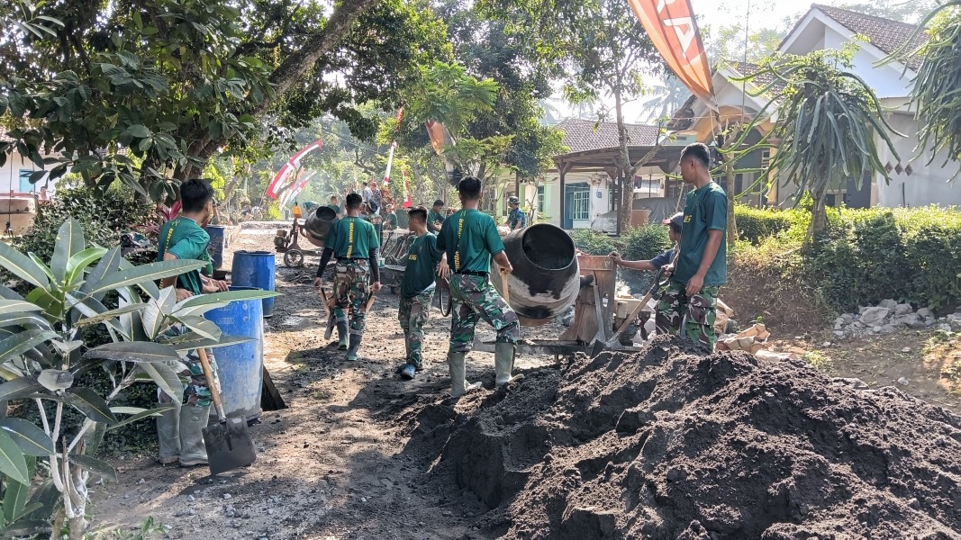 Pembuatan Adonan Rabat Beton TMMD ke-129 Terus Dikebut, Dukung Percepatan Pembangunan Jalan