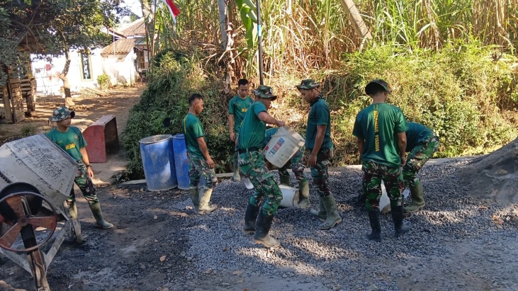 Pasokan Material Rabat Jalan Dipastikan Terpenuhi, Satgas TMMD ke-129 Percepat Pembangunan Infrastruktur Desa