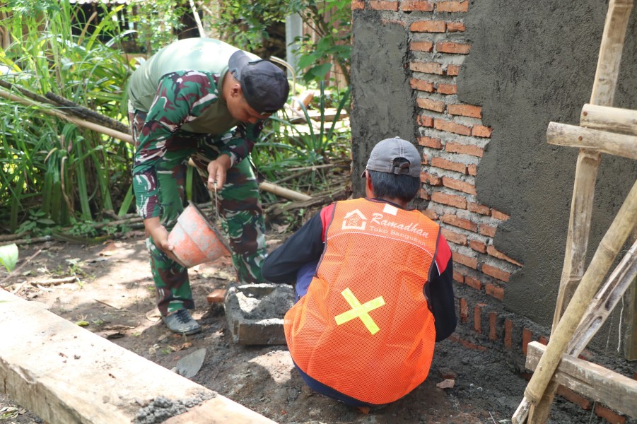 Satgas TMMD ke-128 Kodim 0820 Probolinggo Bangun 15 Tangki Septik Individual di Desa Brabe
