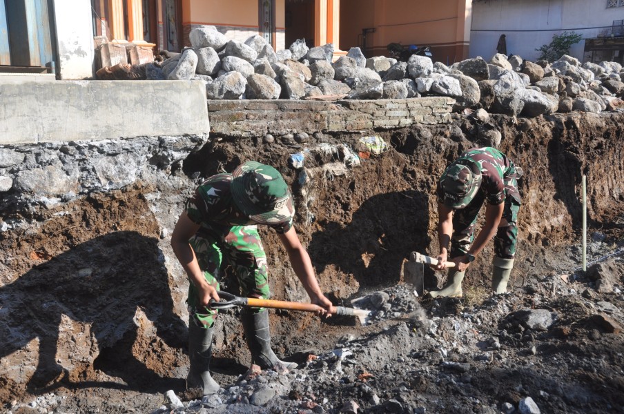 Satgas TMMD ke-129 Kodim 0821/Lumajang Laksanakan Pelebaran Drainase, Serda Taufik Perkuat Infrastruktur Penunjang Desa